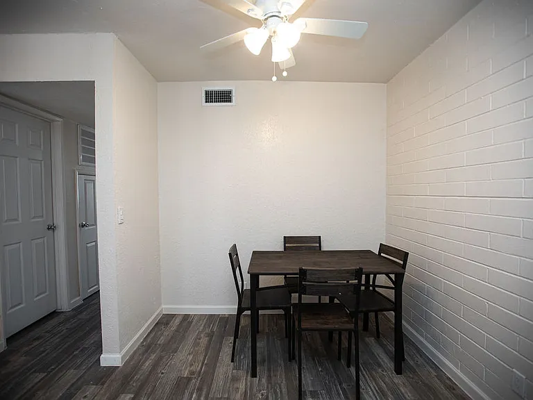 University Gardens Apartments — Photo 10