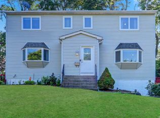 5 Tennis Ct, Plainview, NY 11803