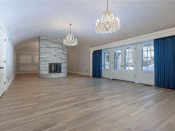 5th image of 136 White Birch Cir