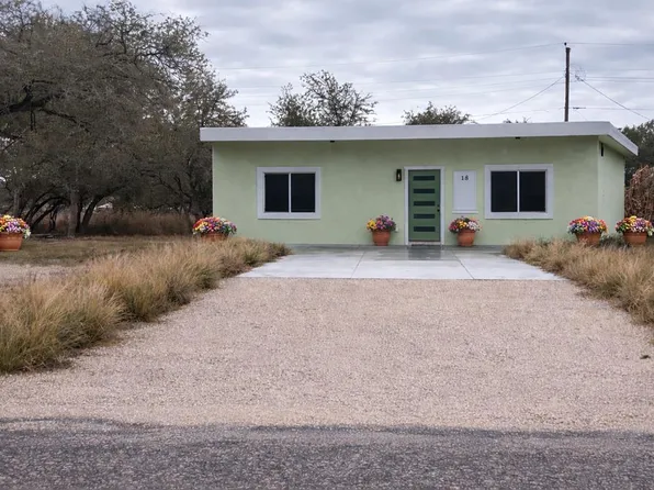 18 Poolside Loop, Rockport, TX 78382