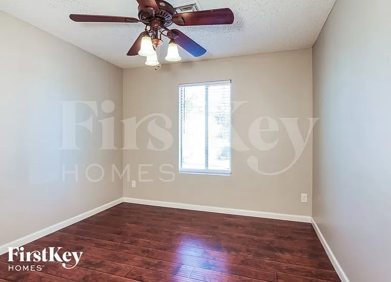 515 E Renee Dr — Photo 12