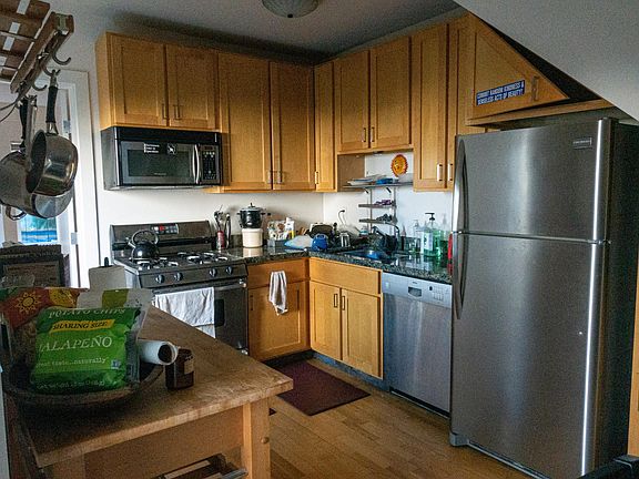 4th image of 1171 Oak St APT 3
