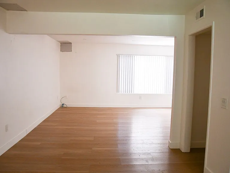 994 Valencia St — Photo 16