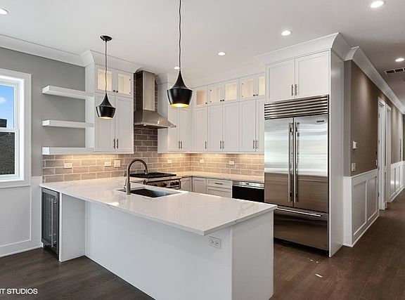 4th image of 1731 W Melrose St #3