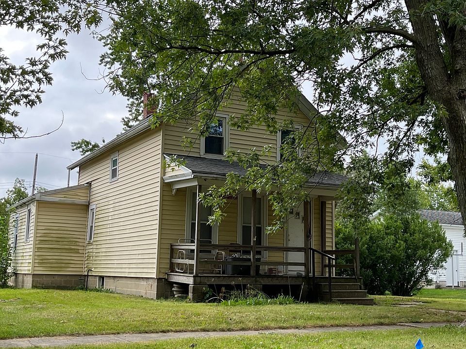 2nd image of 104 N Oak St