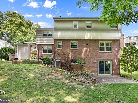 4th image of 9817 McLearen Ct