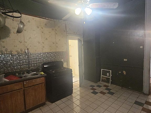 5th image of 2223 Josephine St