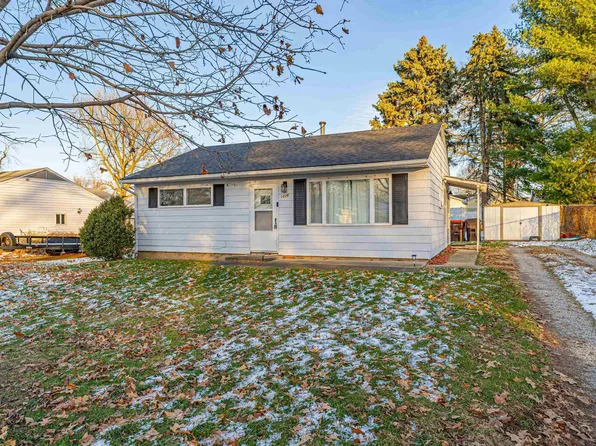 1026 N State St, Lincoln, IL 62656