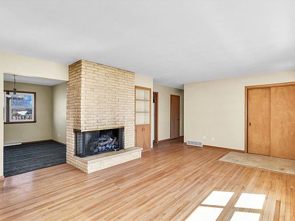 4th image of 220 Ivanhoe Way