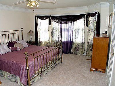 5bay window, crown molding, walk in closet and master bath