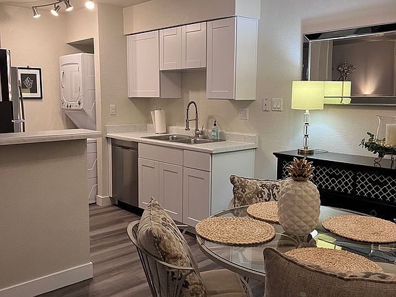 Kitchen & Dining
