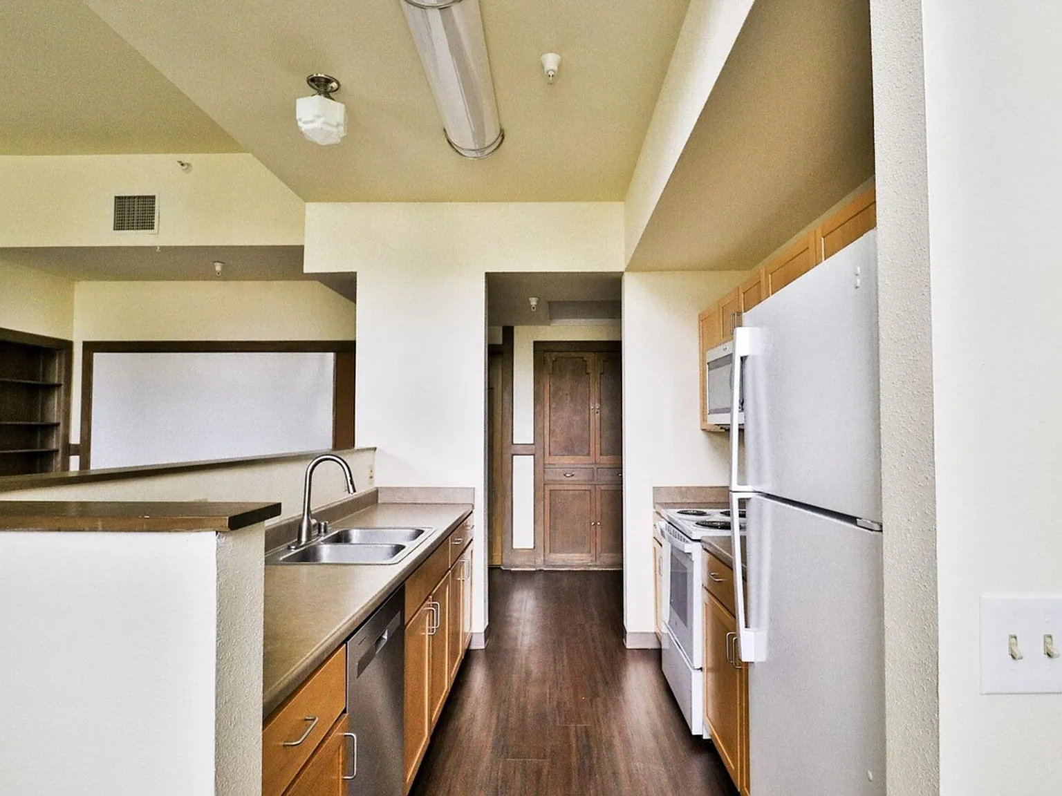 East High Apartments — Photo 2