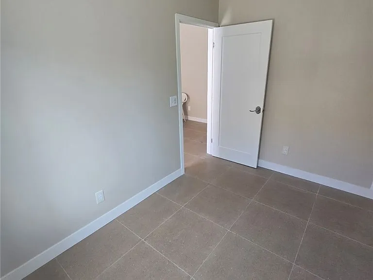 628 W 59th Pl — Photo 9