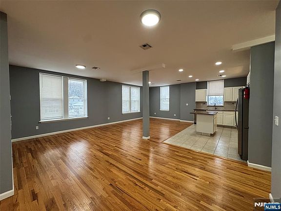 5th image of 610 Devon St