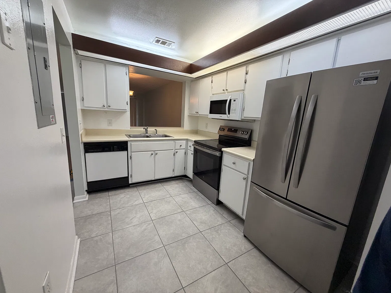 2 bed, 966 sqft, $1,600 — Photo 3