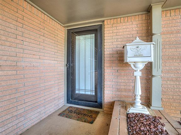2nd image of 3312 N Glenoaks Dr