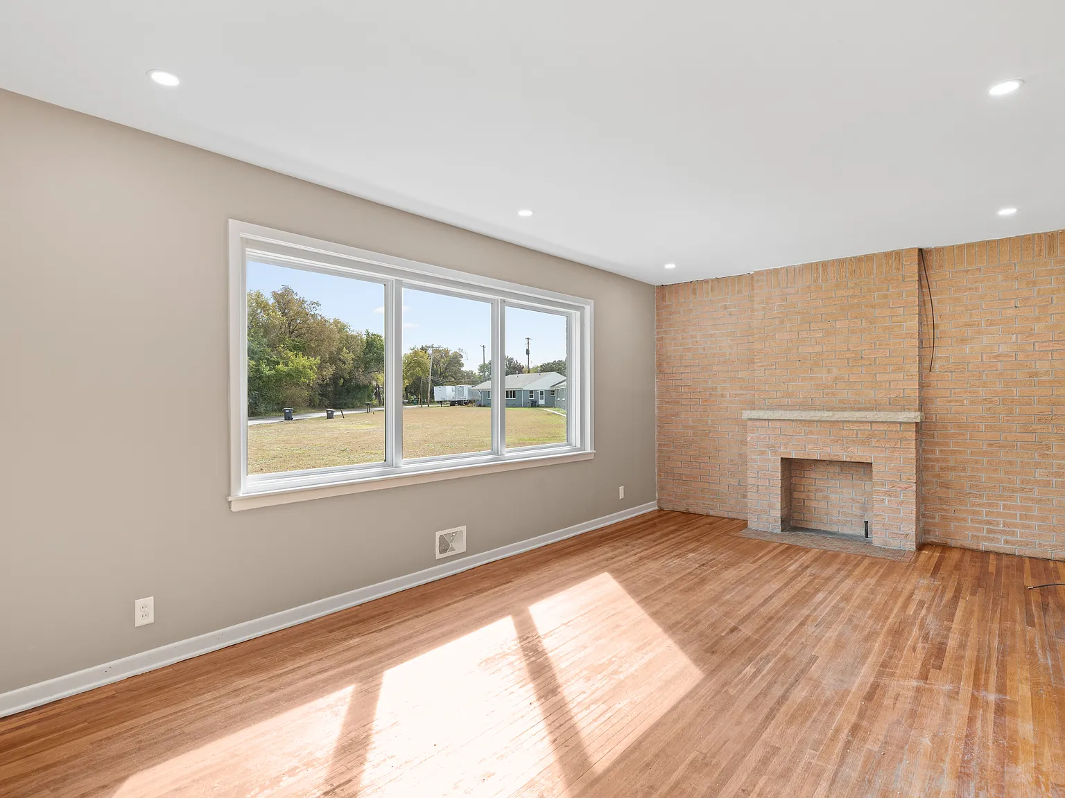 3055 N Porter Ave — Photo 4