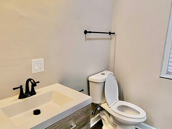 5th image of 7425 S Chappel Ave #1