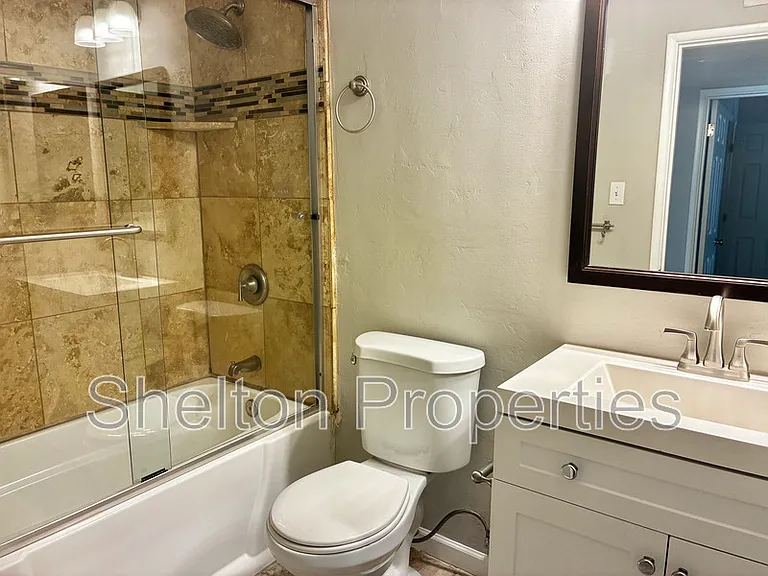 1041 W 18th St — Photo 16