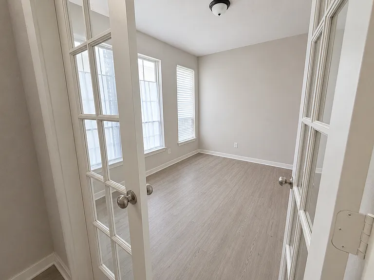 125 University Ave — Photo 2