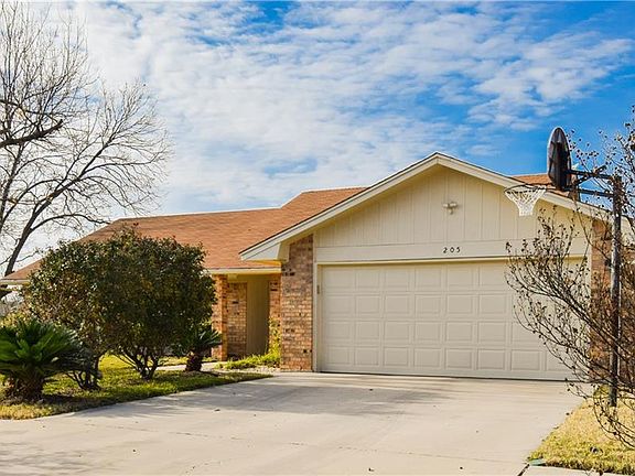 3rd image of 205 Petunia Cir
