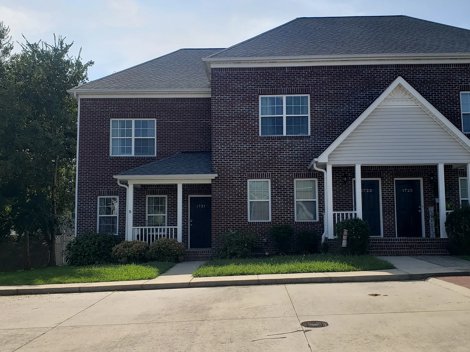 2 bed, 2.5 bath, 1340 sqft, $1,300 — Photo 2