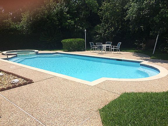 3rd image of 1718 Windsor Park Dr
