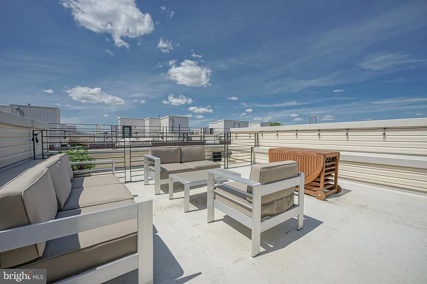 3 bed, 2.5 bath, 2300 sqft, $3,595 — Photo 2