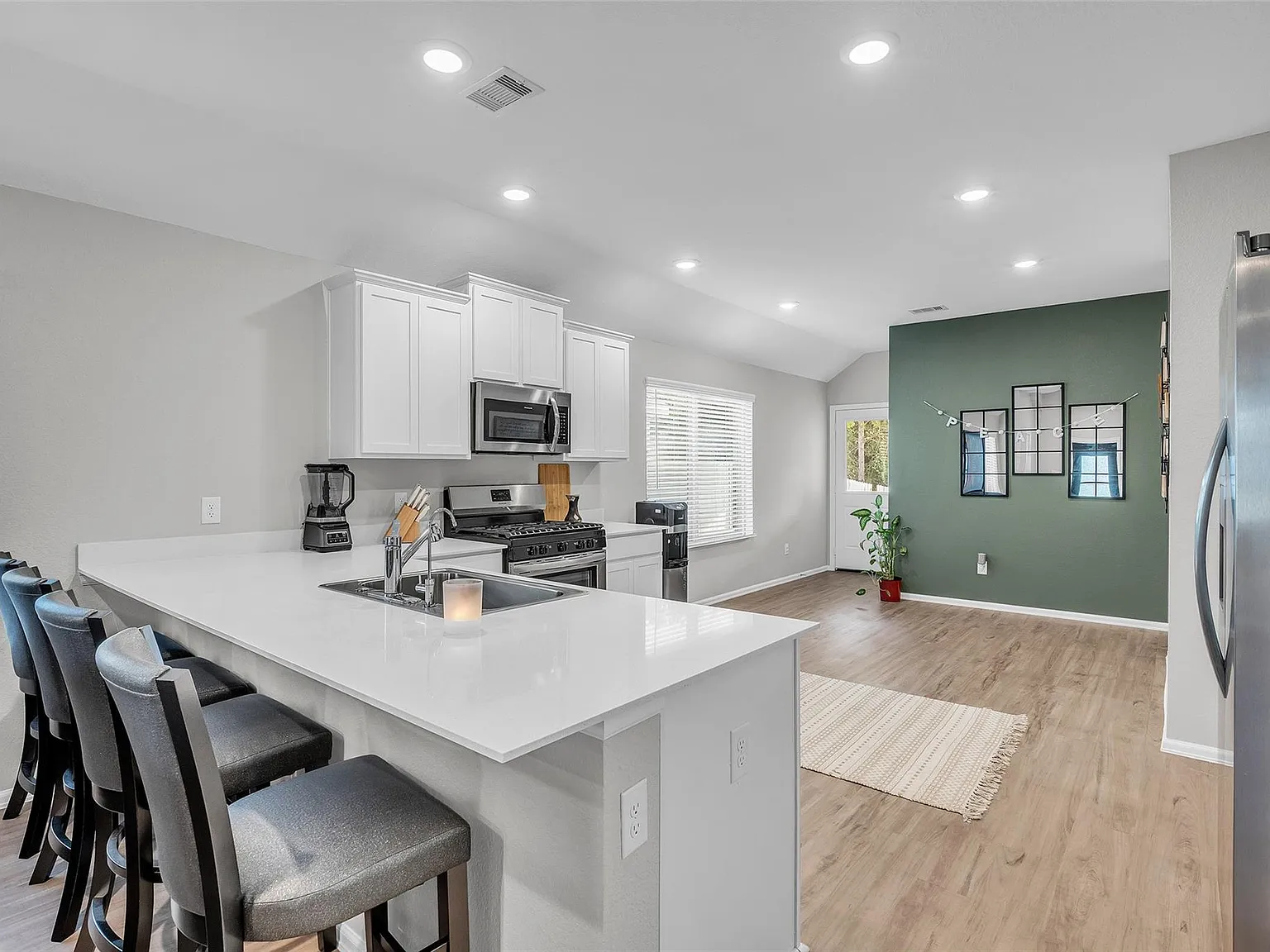 3 bed, 2.0 bath, 1475 sqft, $2,250 — Photo 3