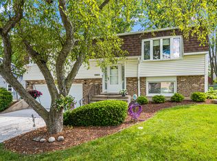 1993 Lancaster Ln, Wheaton, IL 60189