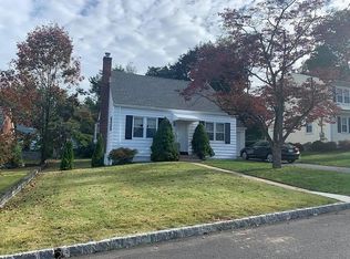 45 Crest Dr N, Cresskill, NJ 07626