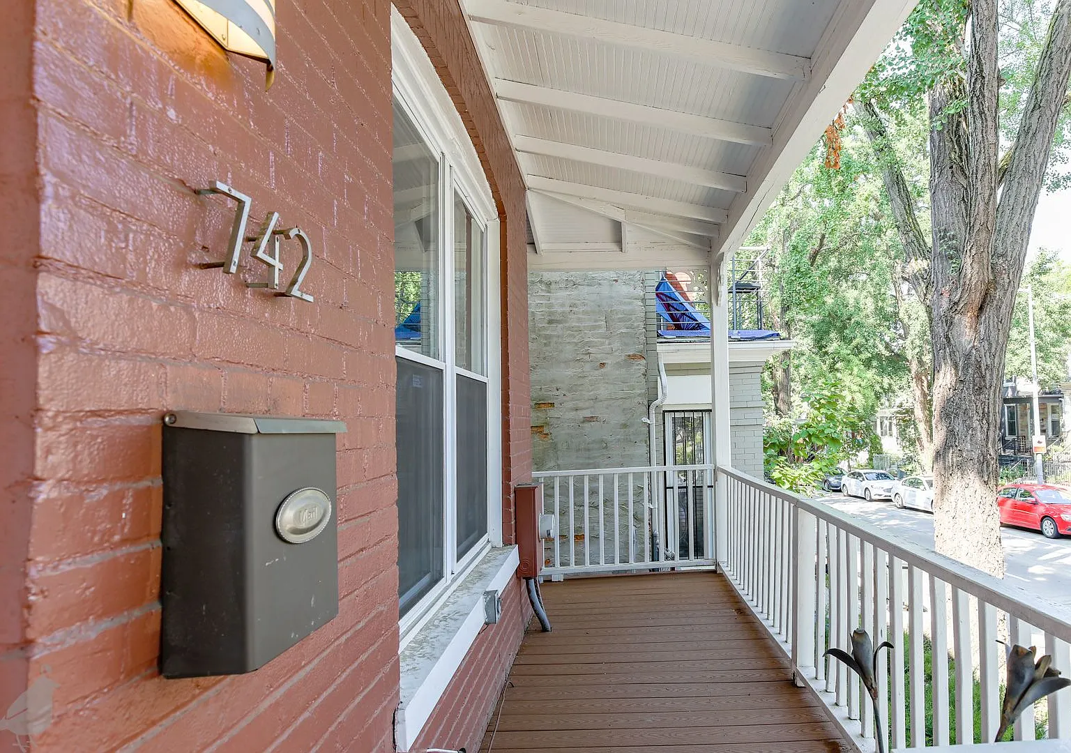 Classic 3 Bedroom Rowhome in Columbia Heights — Photo 4
