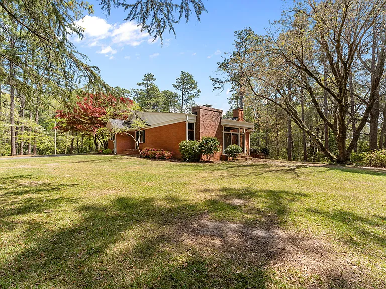 225 Arbutus Rd — Photo 49