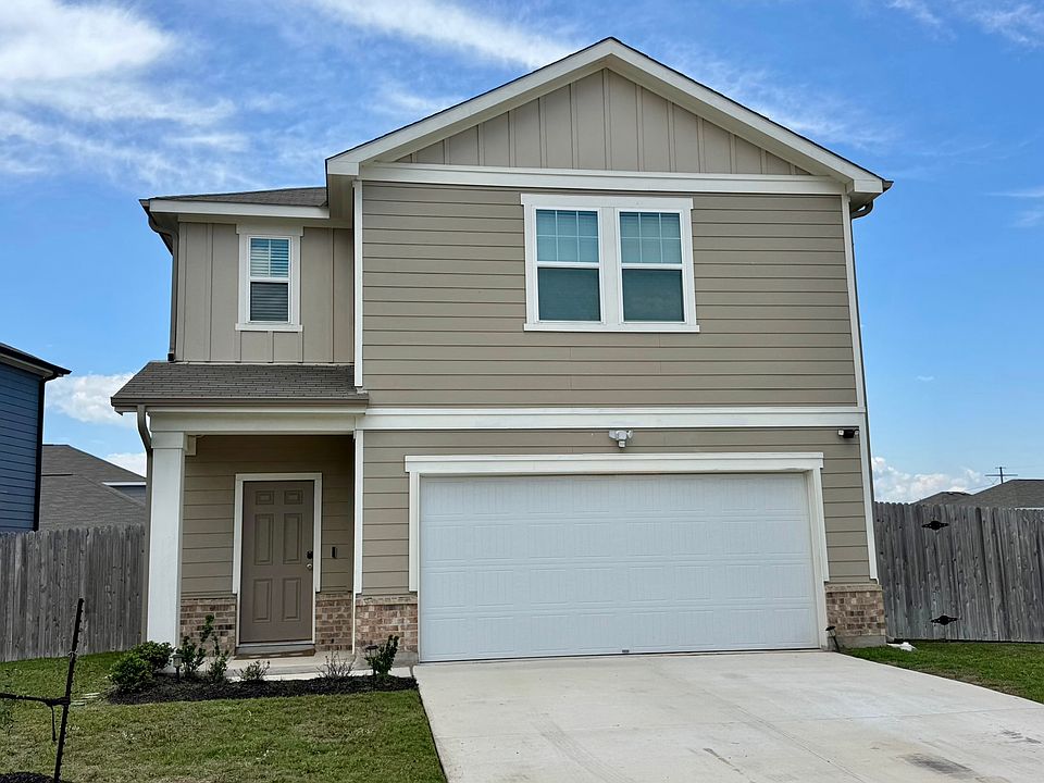 Modern 2022 home in Hutto with driveway parking