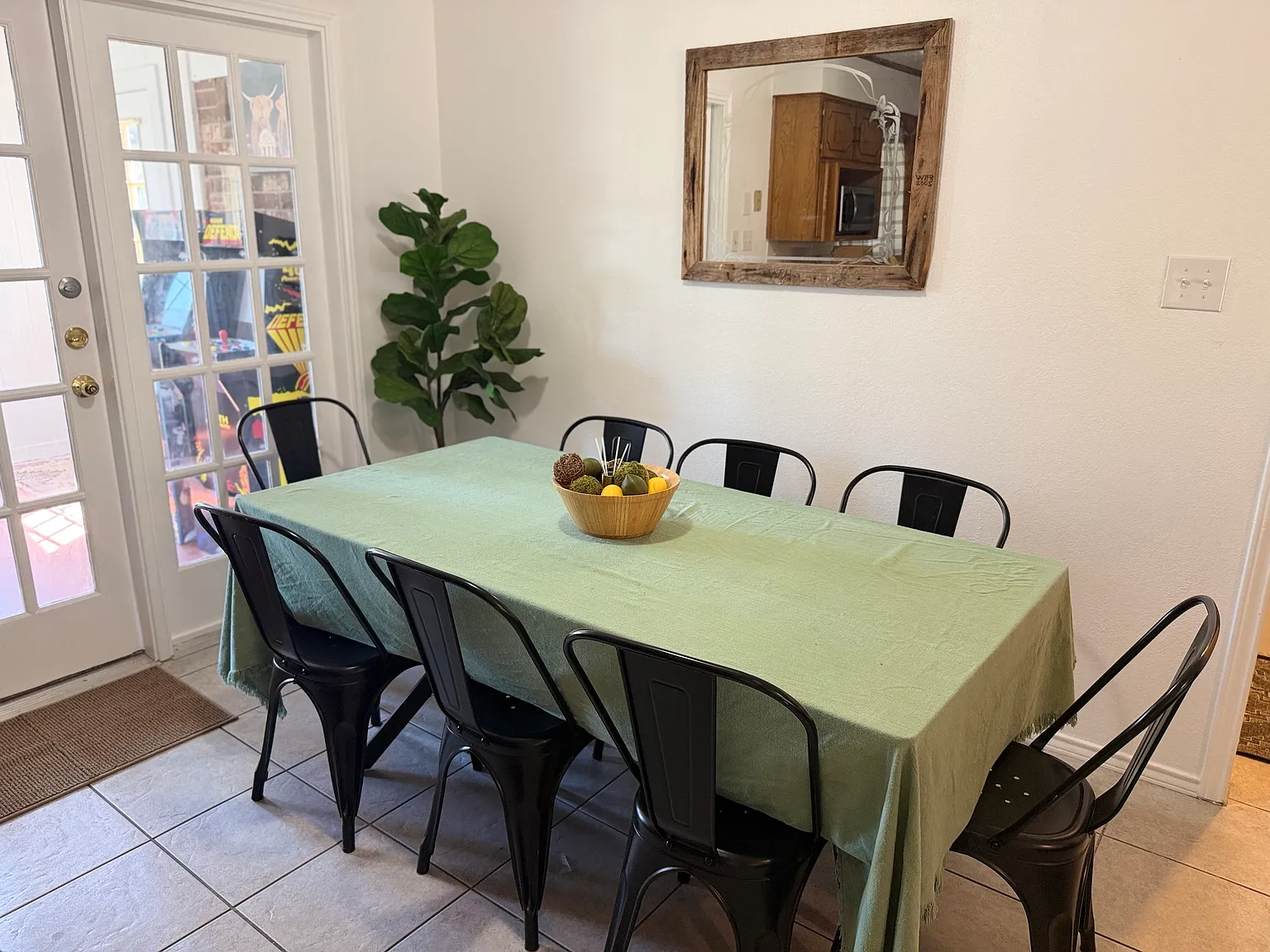 3 bed, 1368 sqft, $5,200 — Photo 1