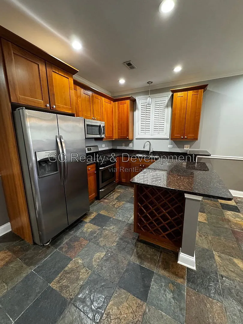 3 bed, 2.0 bath, 1400 sqft, $2,350 — Photo 4