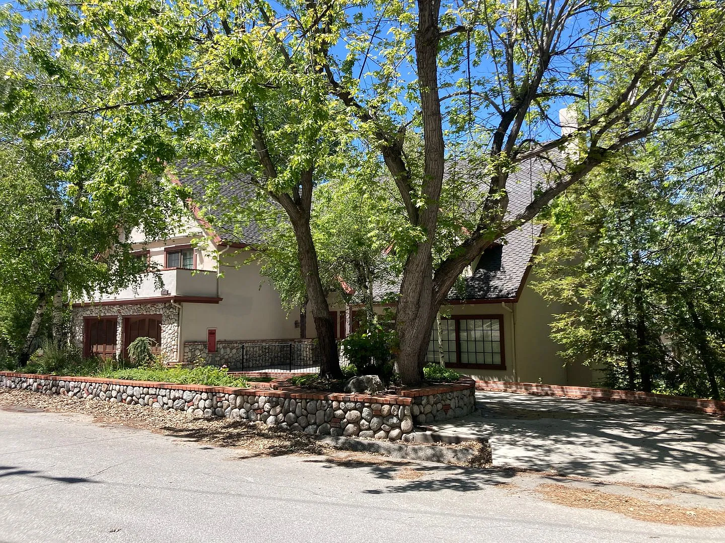 Brilliant Tavern Bay Home — Photo 1