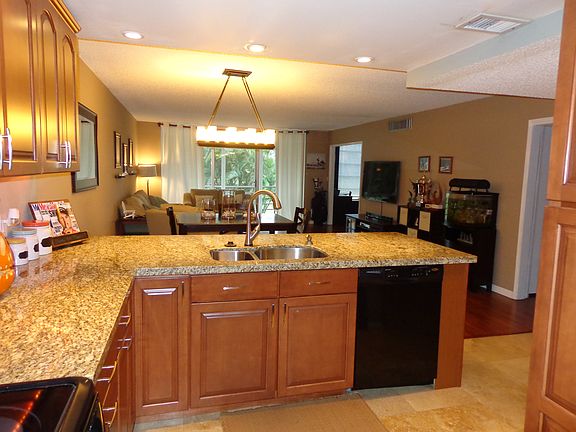 3rd image of 3980 Oaks Clubhouse Dr APT 201