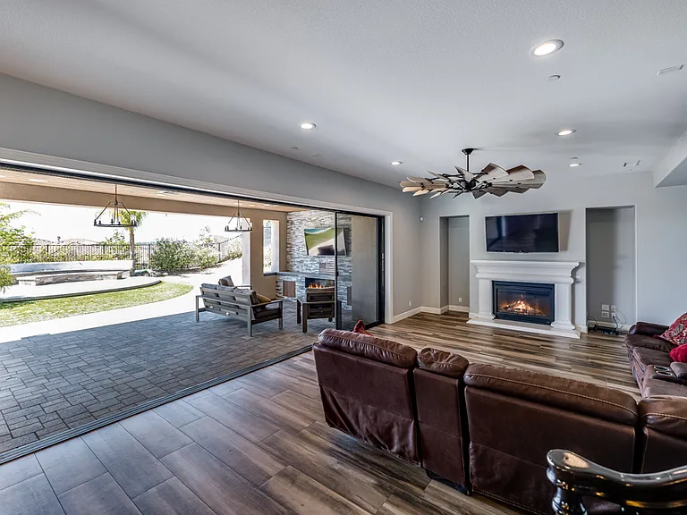 7377 Woods Ct — Photo 2