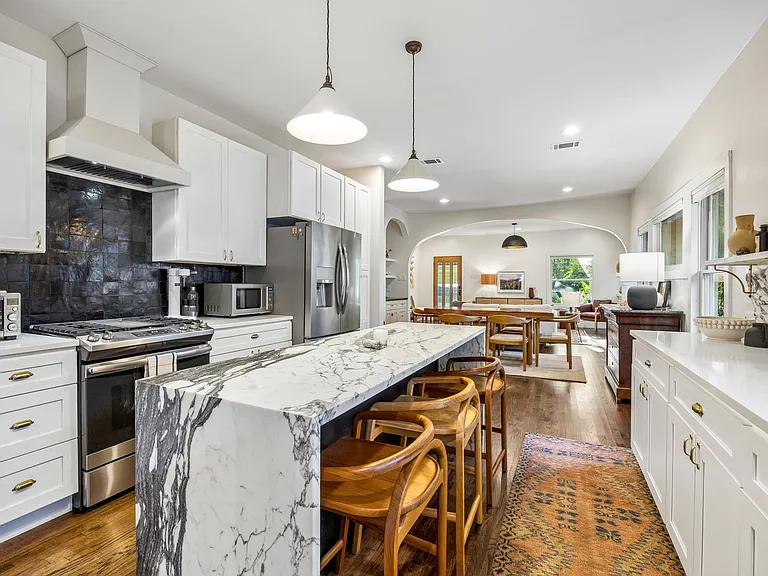 310 N Montclair Ave — Photo 13
