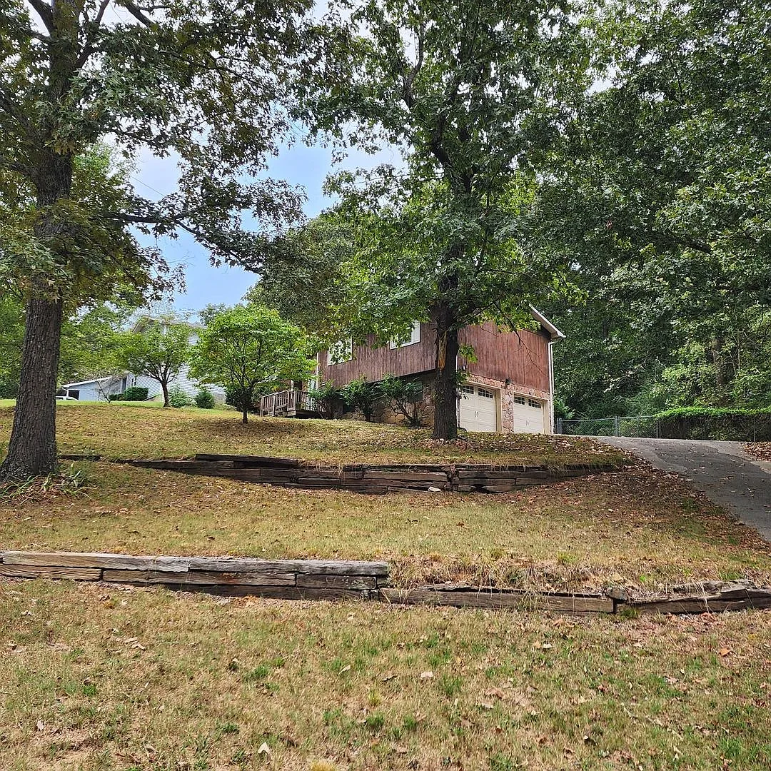 5 bed, 3.0 bath, 2436 sqft, $2,495 — Photo 2