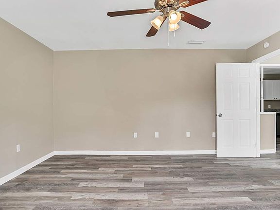 5th image of 2619 N Beaumont Ave #1