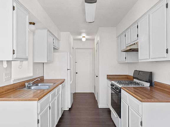 2nd image of 3503 Larchmont Cv #B