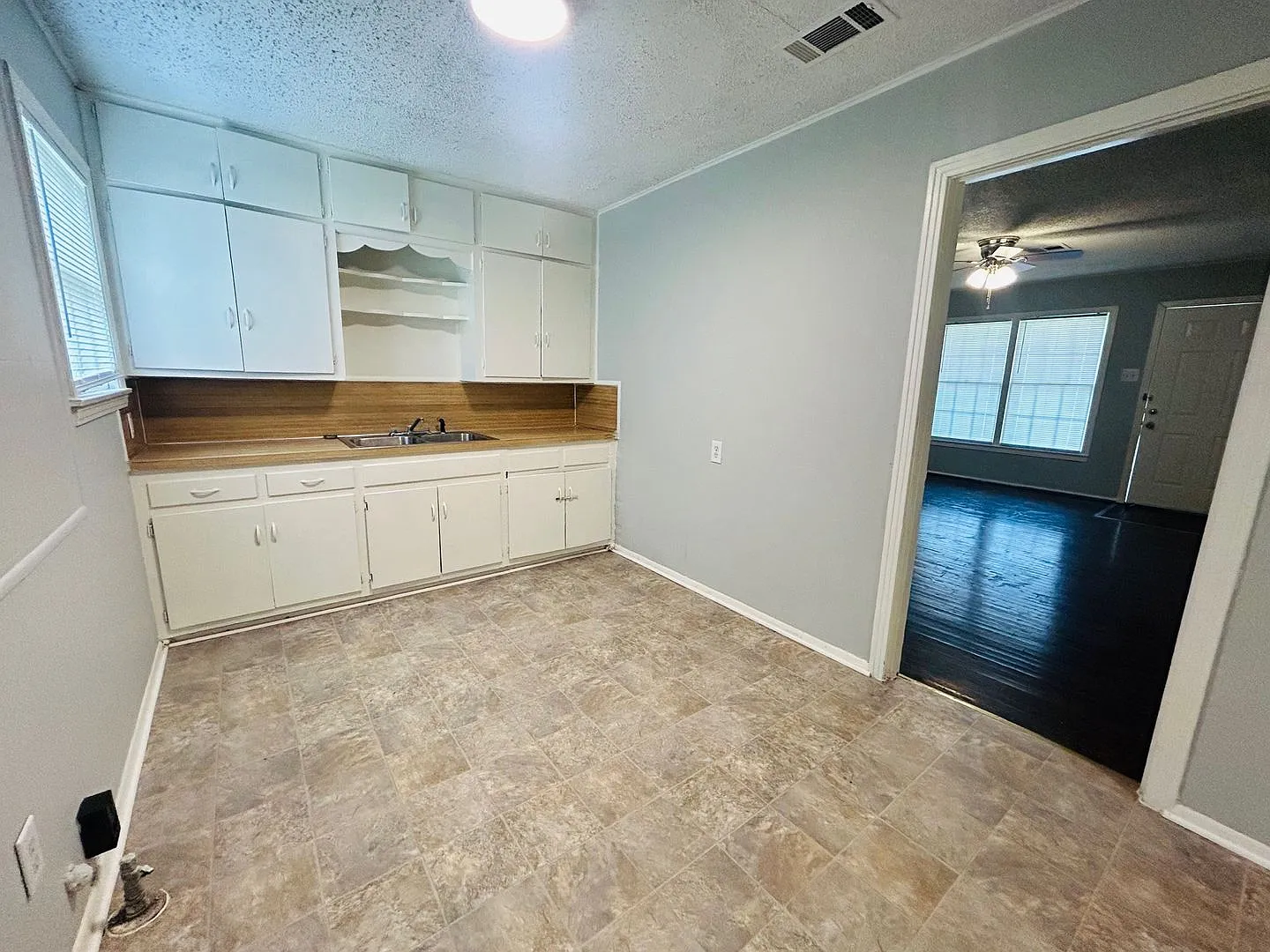 2 Bedroom Home in Heart of Texas — Photo 2