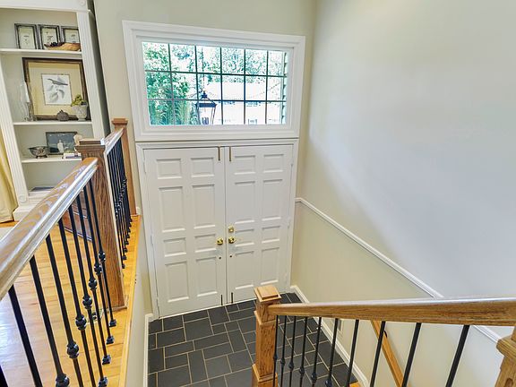 Foyer w/ ceramic tile floor