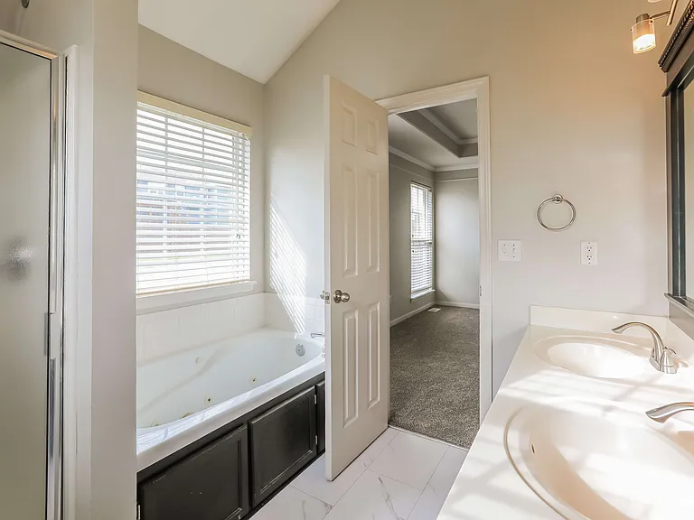 8116 N Spruce Ave — Photo 9