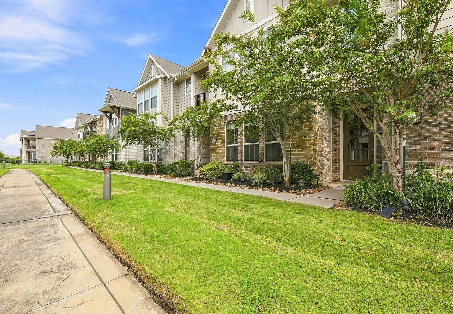 3 bed, 2.5 bath, 1550 sqft, $2,200 — Photo 3