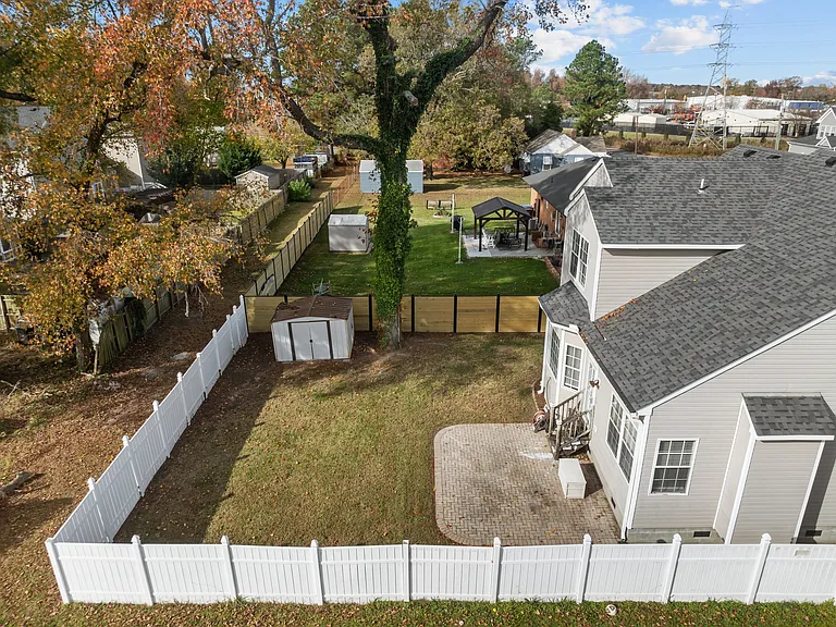 115 Jones St — Photo 31