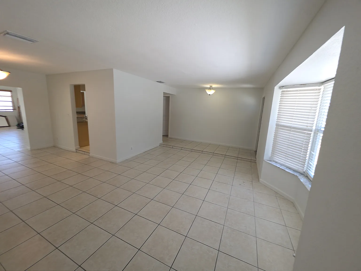 5 bed, 2500 sqft, $3,800 — Photo 3