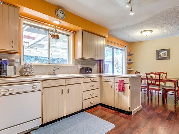 3rd image of 8601 NE 60th St